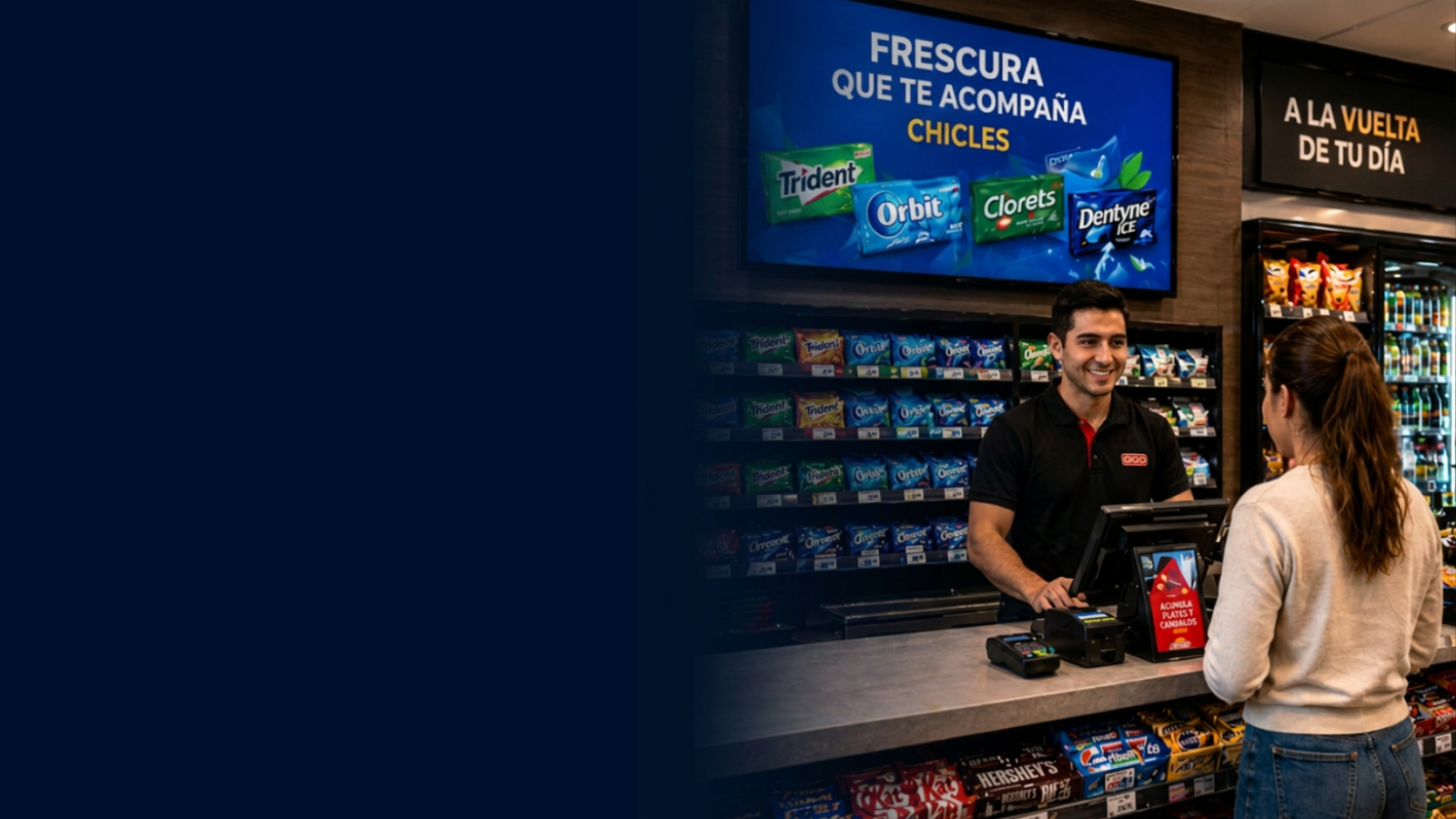 Pantalla digital de chicles en caja de tienda de conveniencia