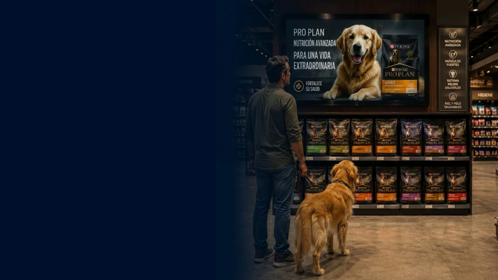 Pantalla digital de Pro Plan junto a exhibición de mascotas